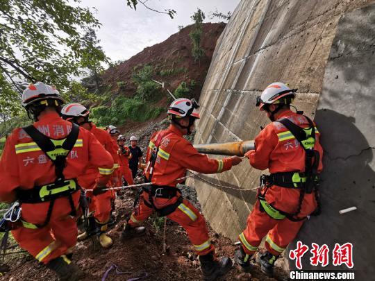 贵州省消防救援队伍在事故现场展开救援。 贵州消防供图