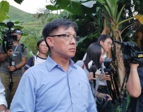 何君尧23日下午到家人坟墓查看情况(图片来源:香港“东网”)