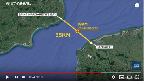  扎帕塔在海峡中部补充燃料时掉入海中图源：欧洲新闻台视频