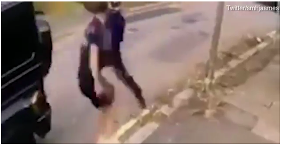 视频截图：科拉希纳茨赤手击退持刀男子