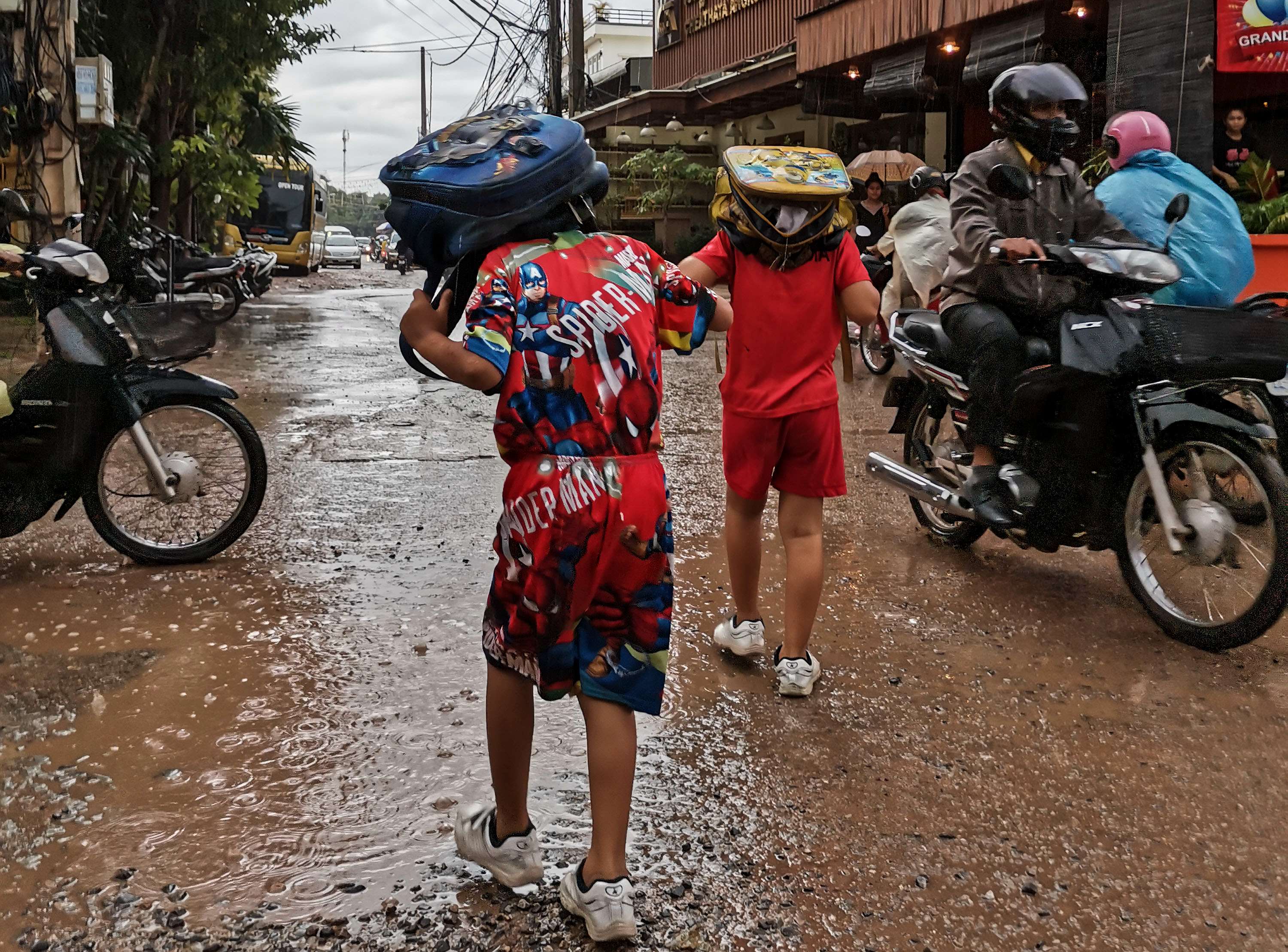 4 柬埔寨暹粒雨中街头 女学生怕湿鞋光脚走泥路