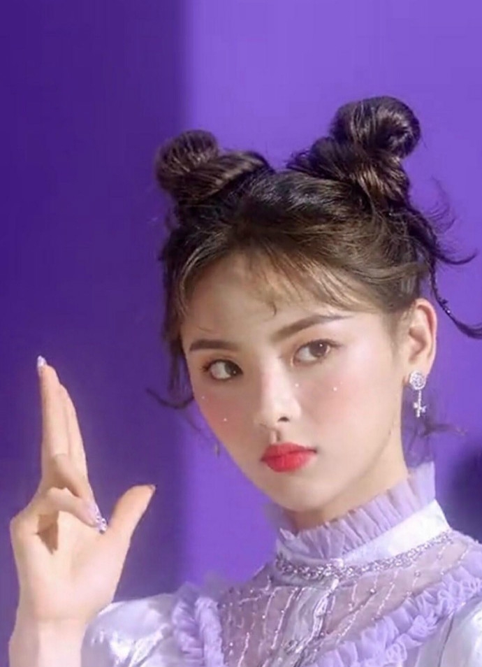 近日,杨超越一组哪吒头造型曝光,扎着哪吒头的她俏皮灵动,棒棒糖耳钉