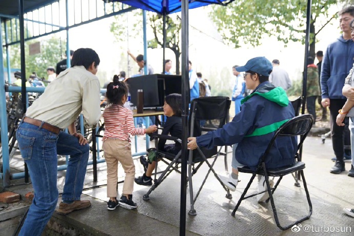 等等和小花在监视器前玩耍