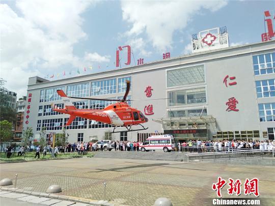 图为救援飞机抵达六盘水市水钢总医院. 黄庆松 摄