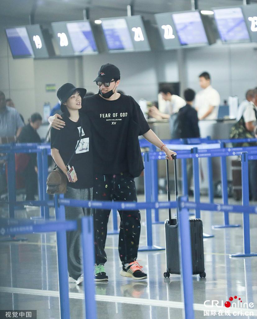 2019年7月25日，上海，刘翔与妻子现身机场，翔飞人搂肩爱妻幸福满满。