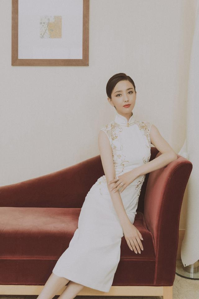 2/5佟丽娅身穿金色旗袍现身某活动，网友：捕捉一枚穿着旗袍的仙女丫