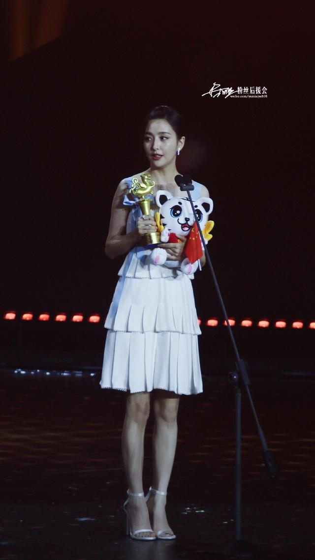 3/5佟丽娅身穿金色旗袍现身某活动，网友：捕捉一枚穿着旗袍的仙女丫