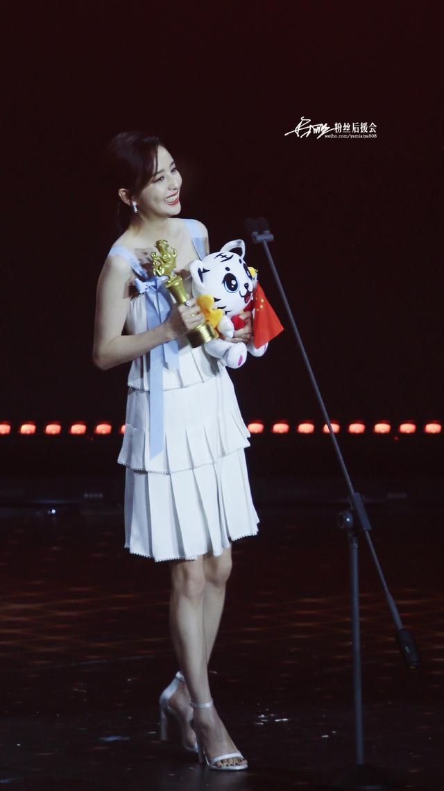 4/5佟丽娅身穿金色旗袍现身某活动，网友：捕捉一枚穿着旗袍的仙女丫