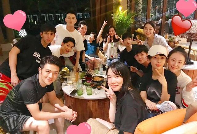 是在播回忆,虽然大家都只想看大驴蹄子韩商言和小鱿鱼佟年甜甜的恋爱