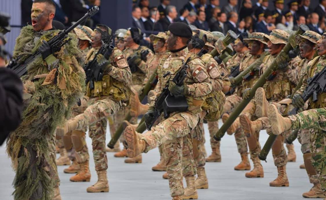 48 秘鲁空军举行盛大阅兵 特种兵扛重型狙击枪受阅