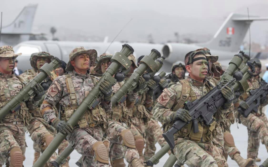 43/48 秘鲁空军举行盛大阅兵 特种兵扛重型狙击枪受阅