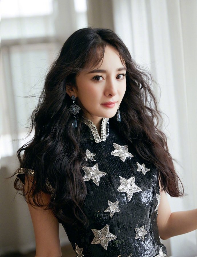 杨幂黑色星星裙配卷发身材姣好眼神灵动少女感满满