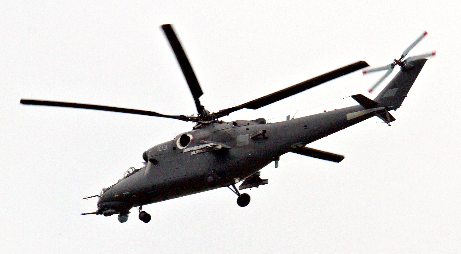 乌兹别克斯坦首架米35直升机曝光全黑涂装很独特