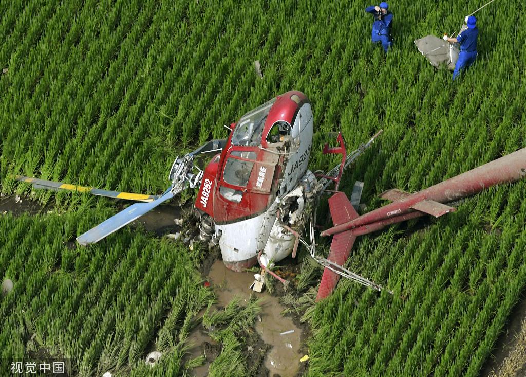 日本直升机作业时被电线卡住坠毁 飞行员幸运存活