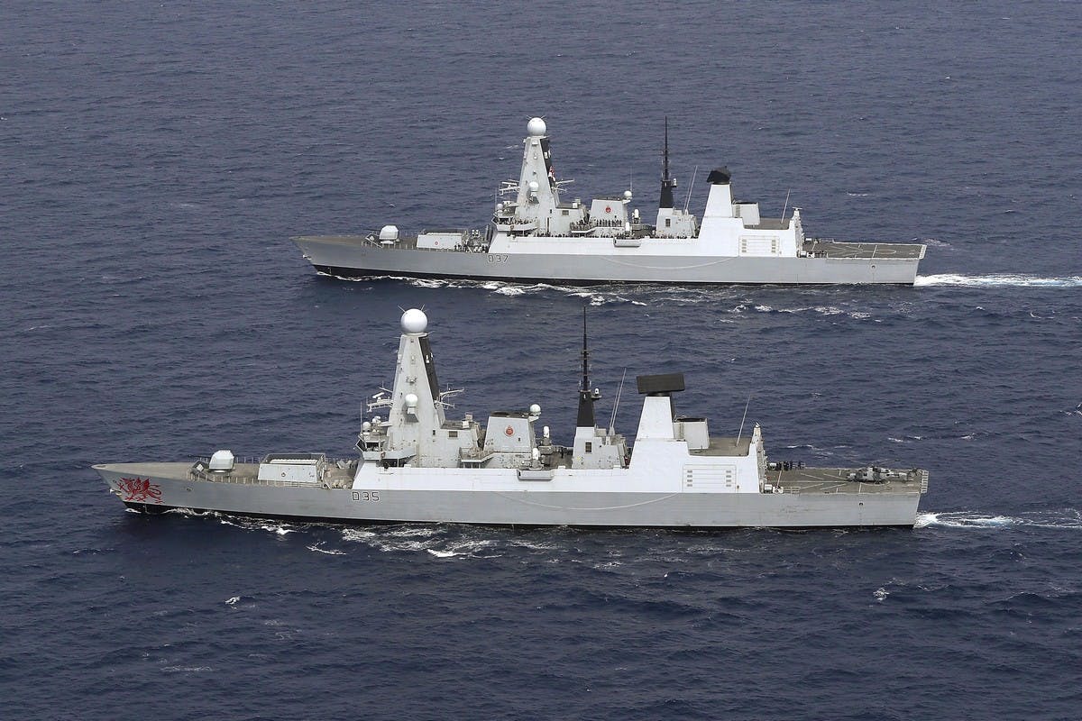 英国海军两艘45型驱逐舰编队航行