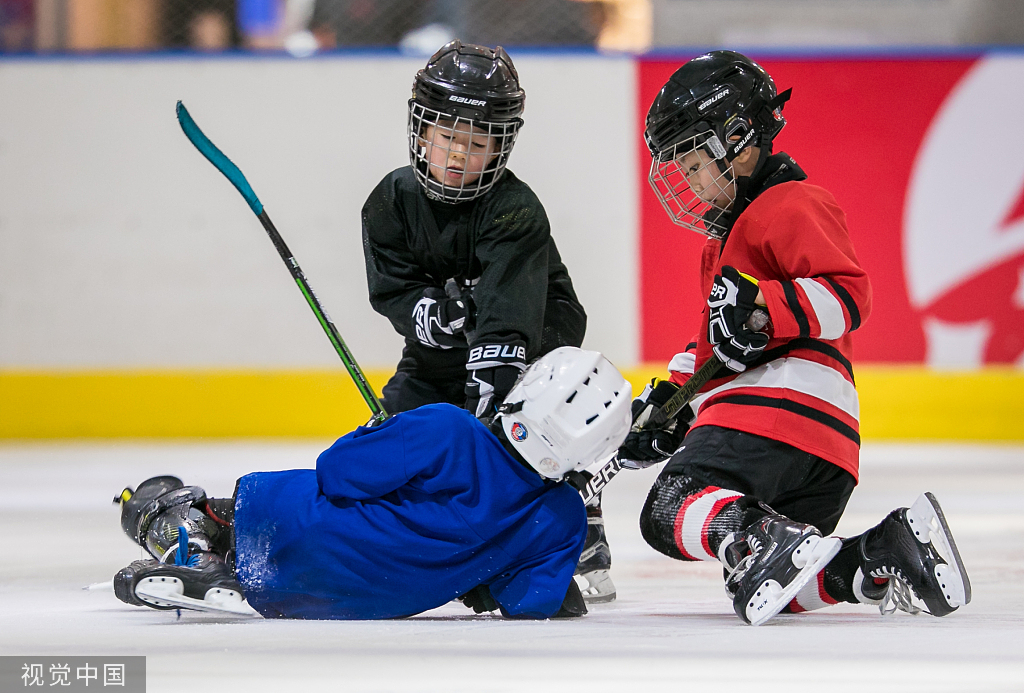 2019年7月29日,呼和浩特,孩子们在教练的指导下学习冰球运动.