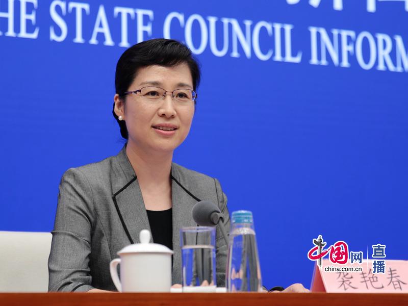 国新办新闻局副局长袭艳春主持发布会