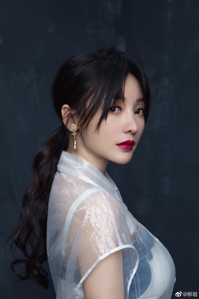 柳岩穿透视裙装曲线丰满大秀雪肌美腿