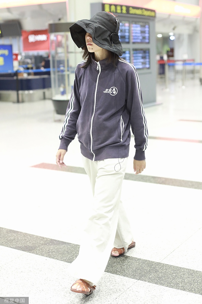 窦靖童运动风现身机场（视觉中国/图）