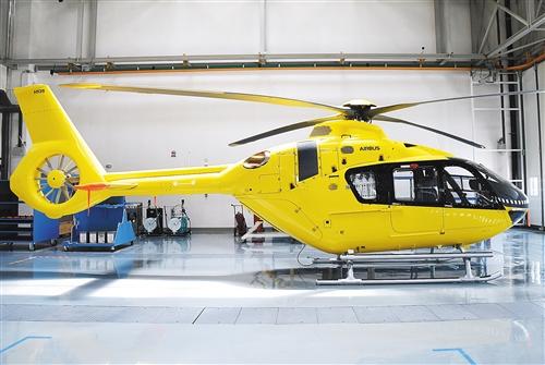 图为在青岛组装下线的一架空客H135直升机。