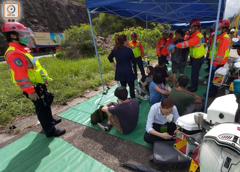 车祸中的伤者坐在地上(图片来源：香港“东网”)