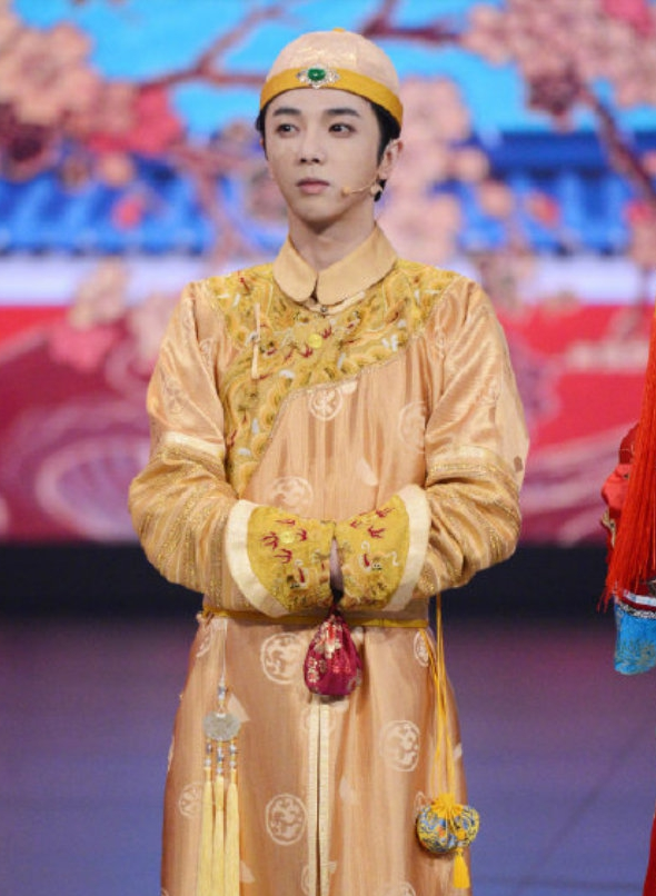 手不能外露华晨宇揣完上衣揣破洞裤舞台魔王画风突变