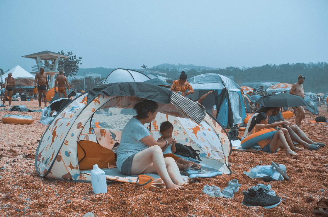 大连海滨浴场游客自带帐篷消暑享受海水浴