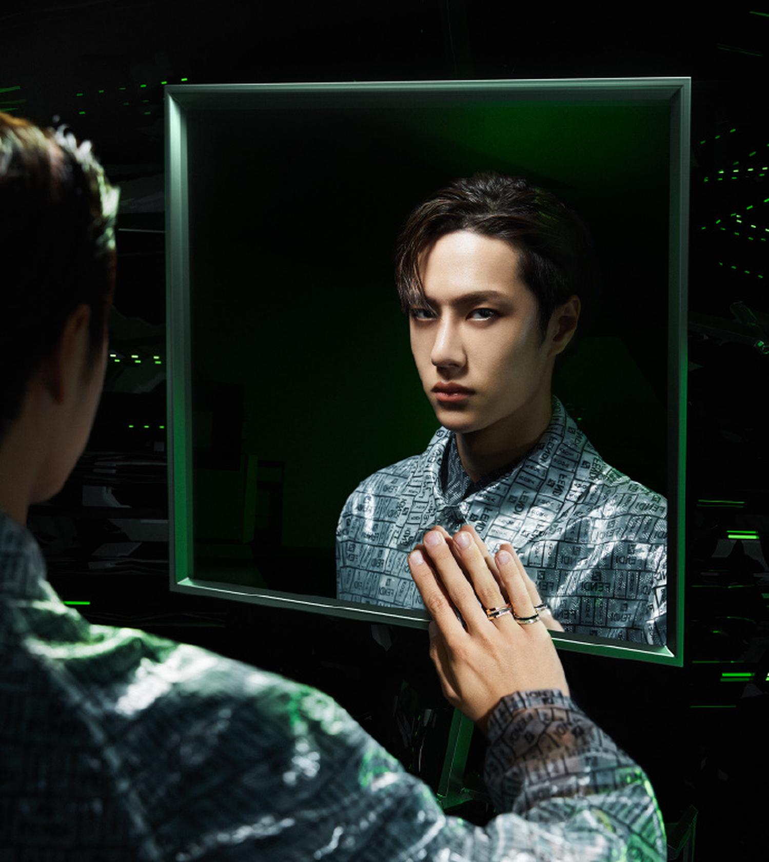 王一博最新杂志大片曝光。他变换了多种黑科技主题造型,玩转激光和镜面,表现力非常强。