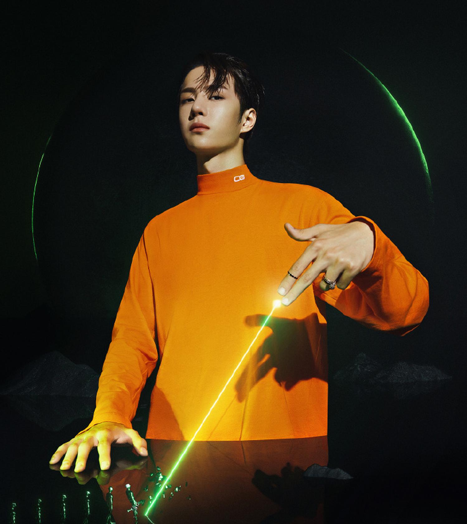 王一博最新杂志大片曝光。他变换了多种黑科技主题造型,玩转激光和镜面,表现力非常强。