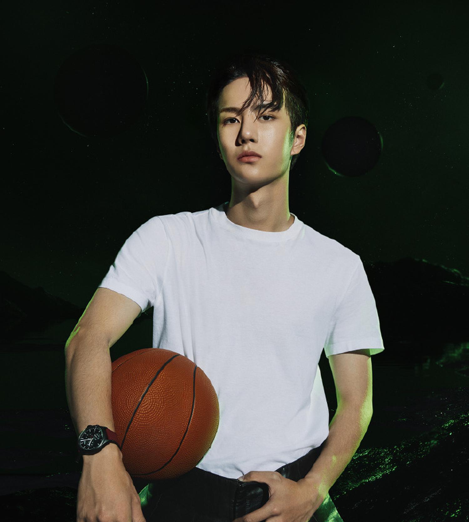 王一博最新杂志大片曝光。他变换了多种黑科技主题造型,玩转激光和镜面,表现力非常强。