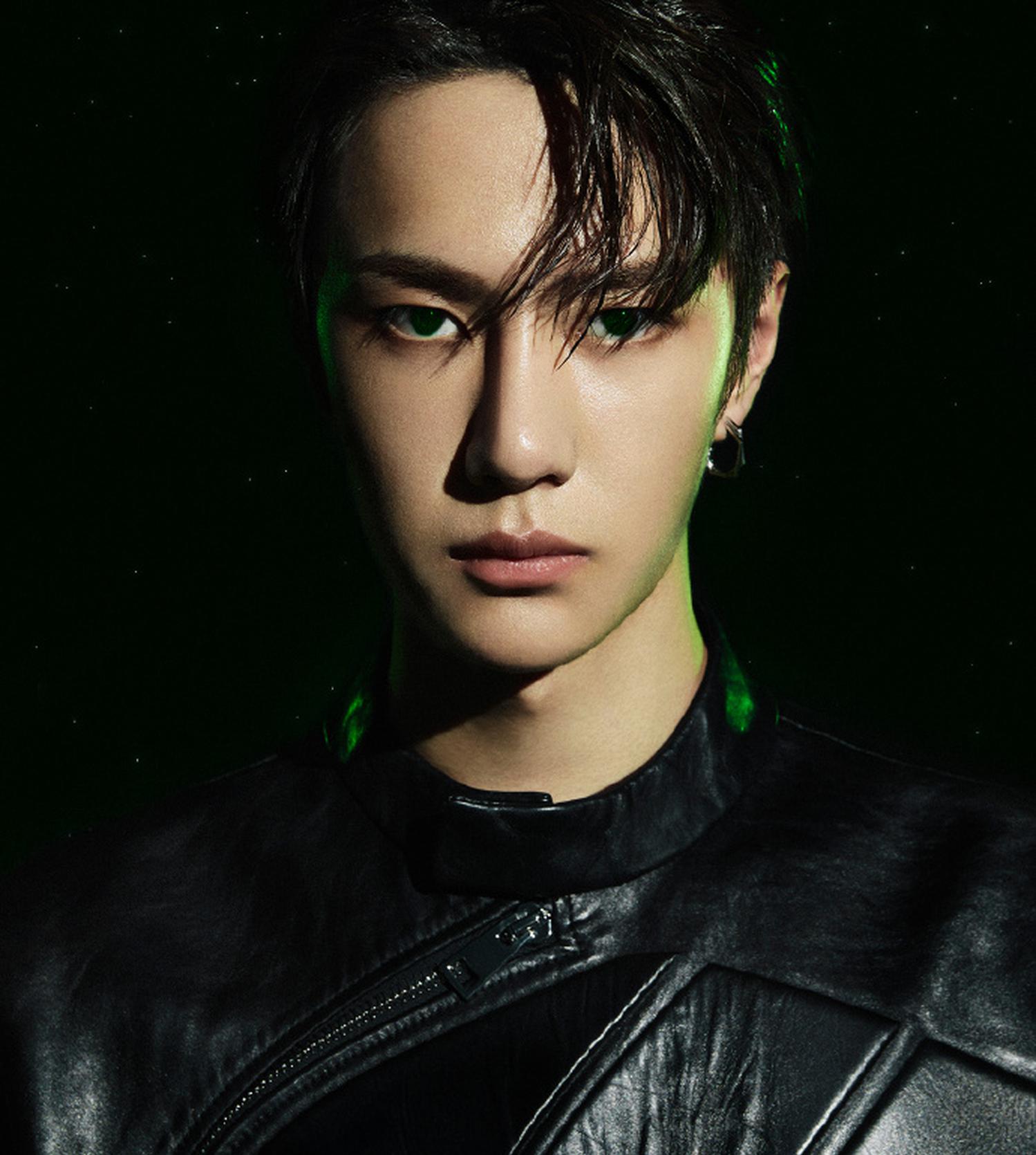 王一博最新杂志大片曝光。他变换了多种黑科技主题造型,玩转激光和镜面,表现力非常强。