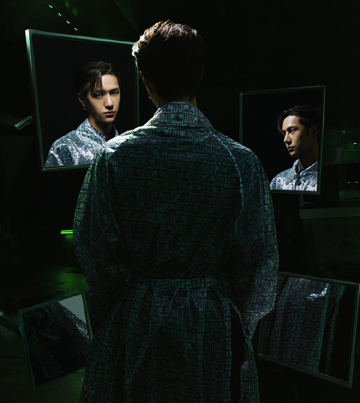 王一博最新杂志大片曝光。他变换了多种黑科技主题造型,玩转激光和镜面,表现力非常强。