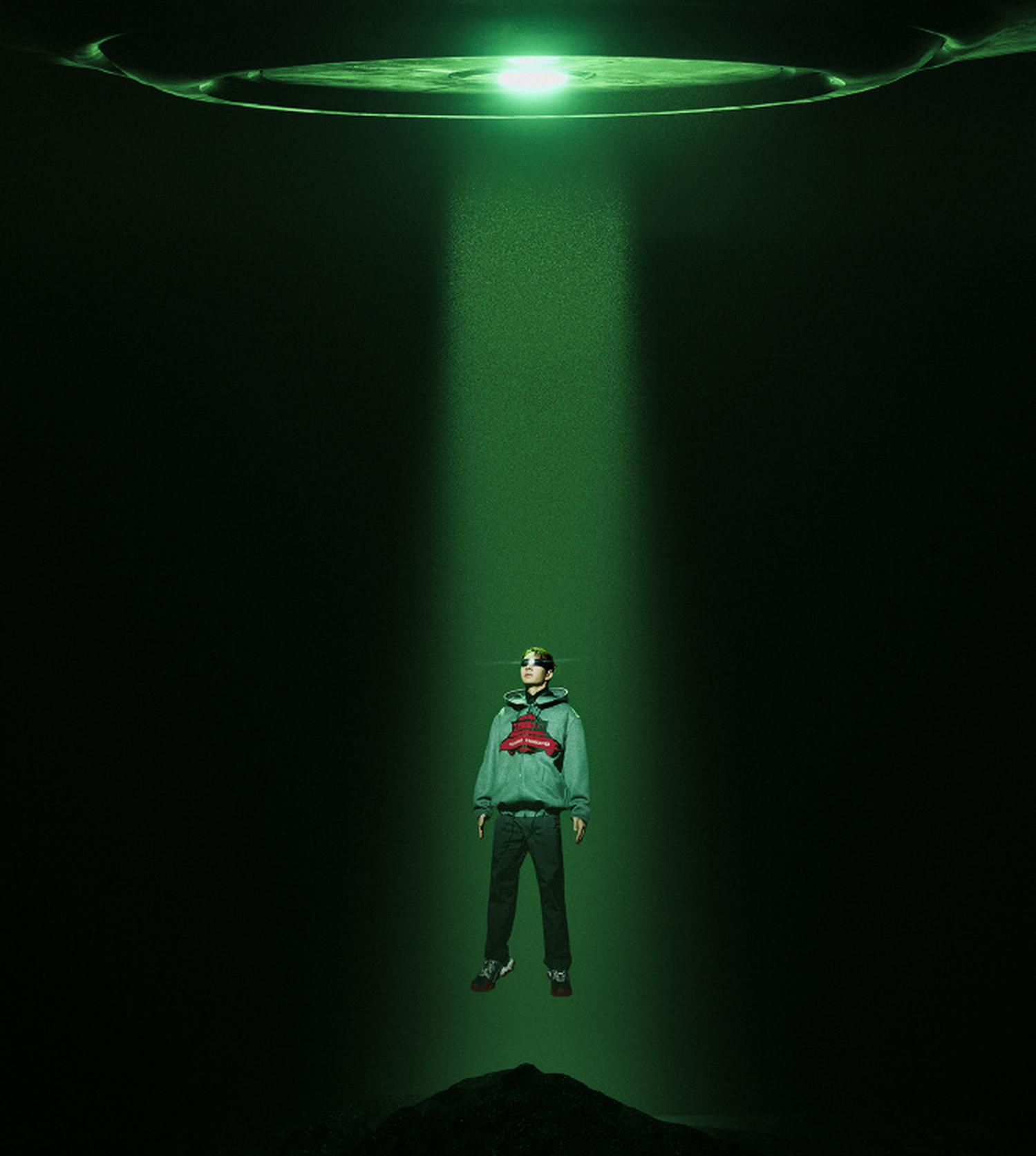 王一博最新杂志大片曝光。他变换了多种黑科技主题造型，玩转激光和镜面，表现力非常强。