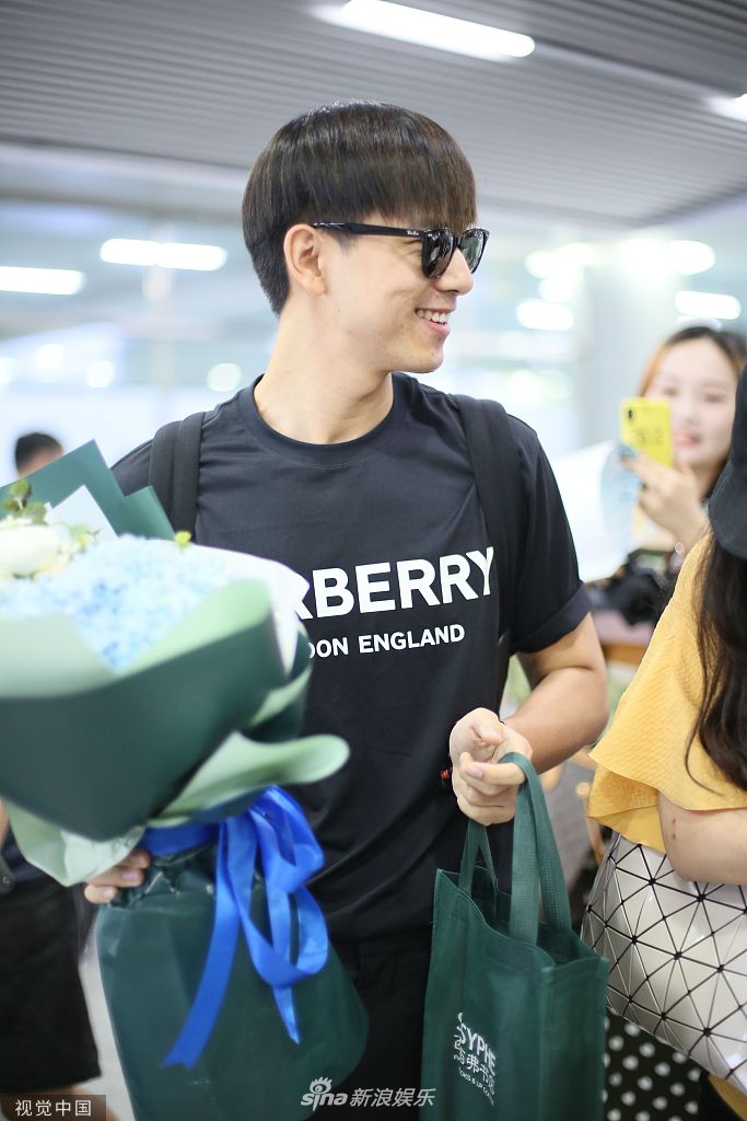 李现站姿乖巧任粉丝拍照 获送鲜花笑容腼腆超害羞