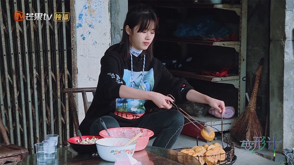 上期节目里,三位城市主人公杨桐,郑莹佳,林润泽首次试营饭店,先后遭遇