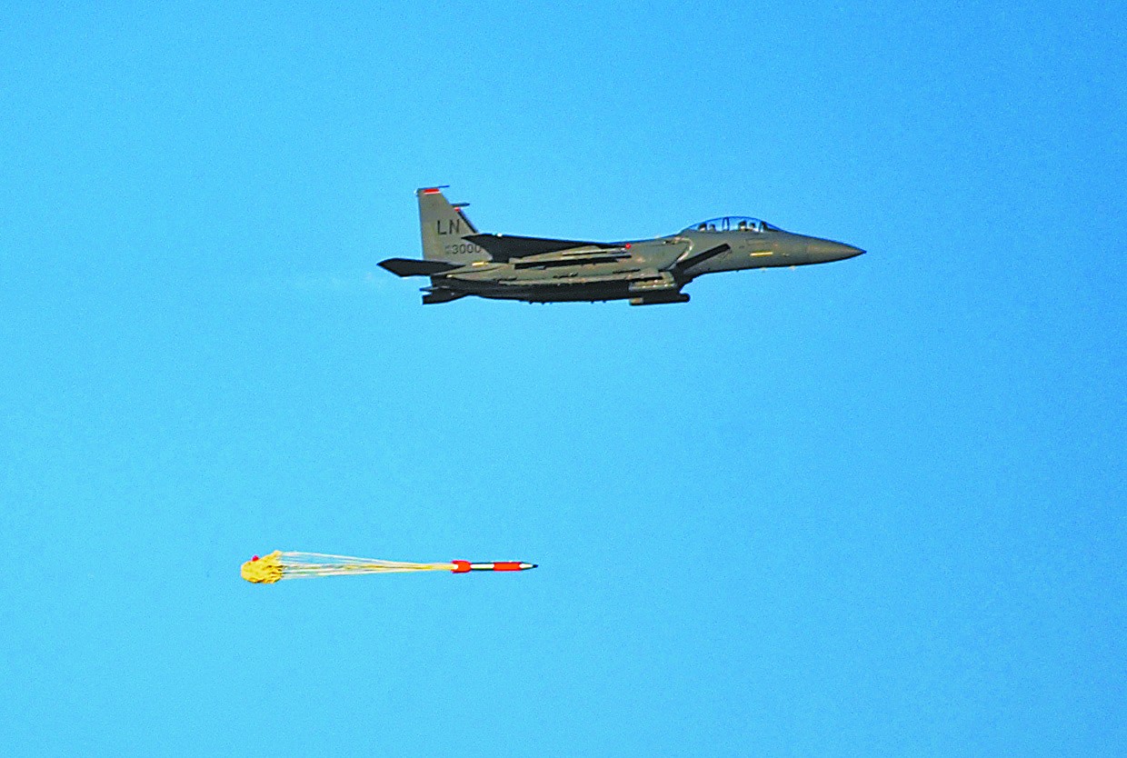 美军F-15战斗机投掷B61-12战术核炸弹