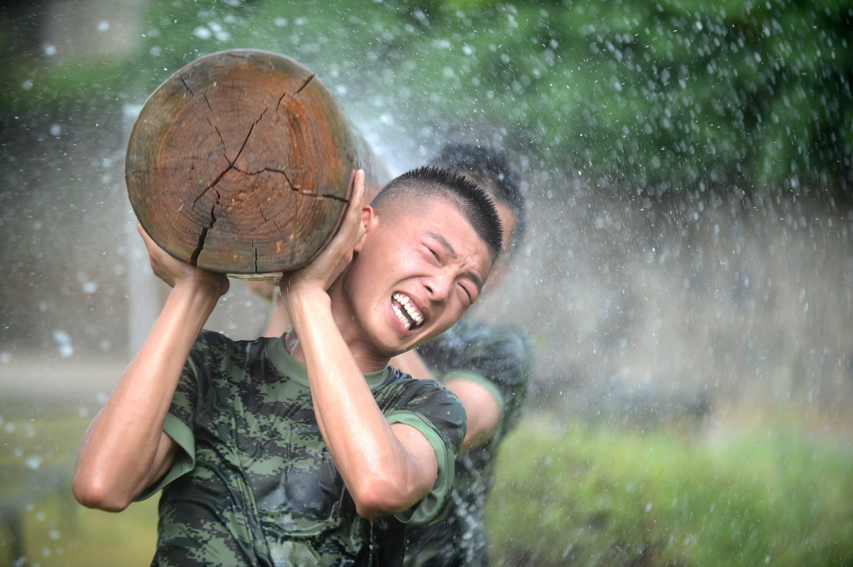 "冬练三九 夏练三伏 ",战士们用自己的实际行动,诠释了军人的坚毅无畏