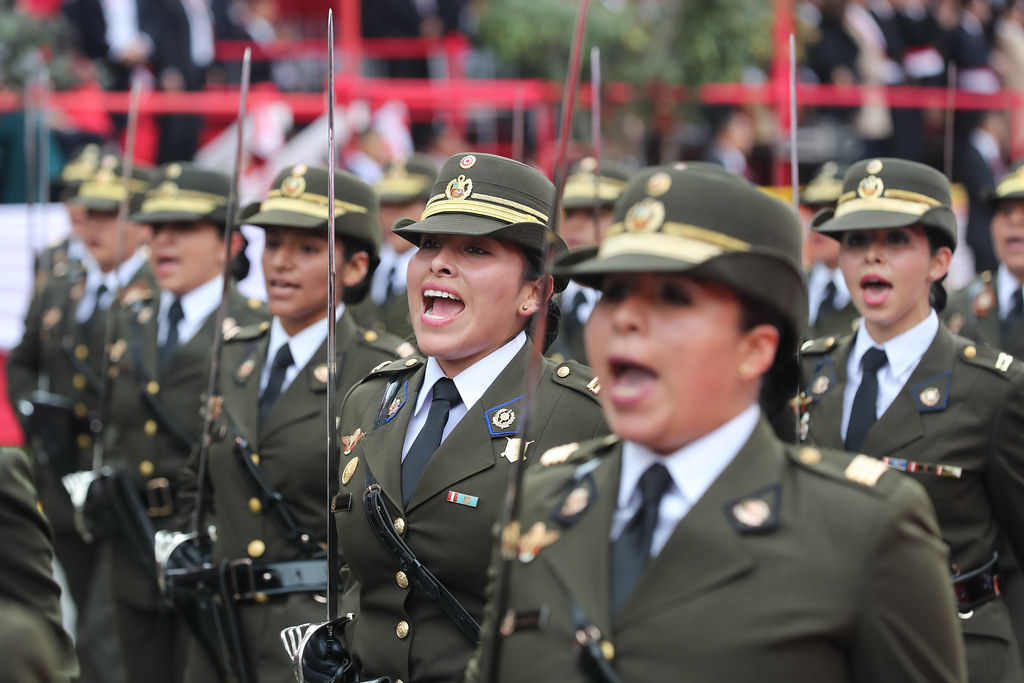 秘鲁举行独立日阅兵 士兵面部迷彩引人注目