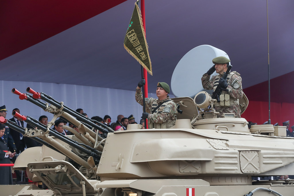 秘鲁举行独立日阅兵士兵面部迷彩引人注目