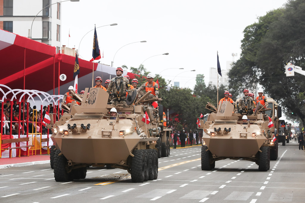 秘鲁举行独立日阅兵 士兵面部迷彩引人注目