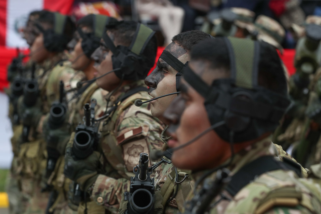 秘鲁举行独立日阅兵士兵面部迷彩引人注目
