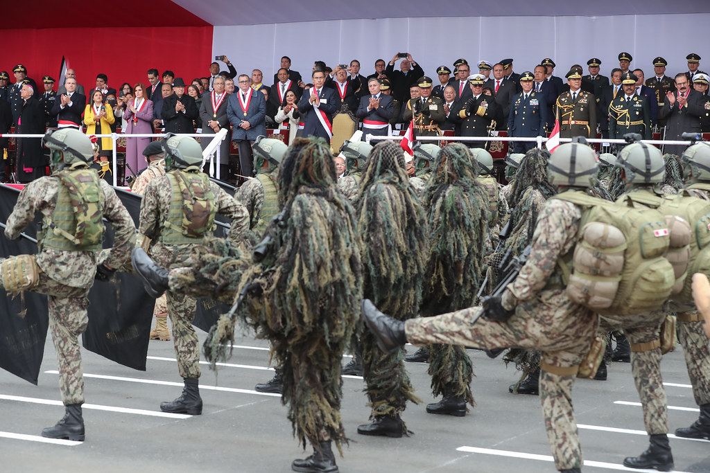 秘鲁举行独立日阅兵士兵面部迷彩引人注目