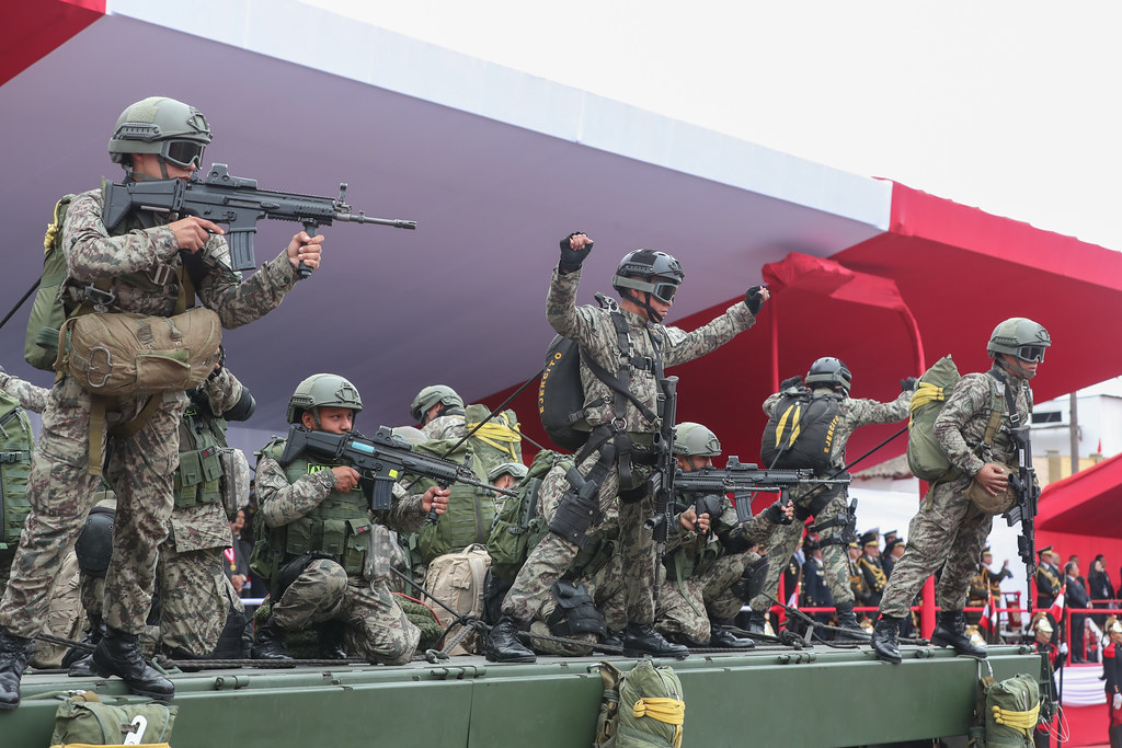 秘鲁举行独立日阅兵 士兵面部迷彩引人注目