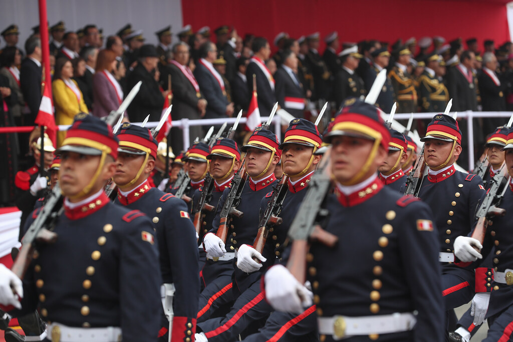 秘鲁举行独立日阅兵士兵面部迷彩引人注目