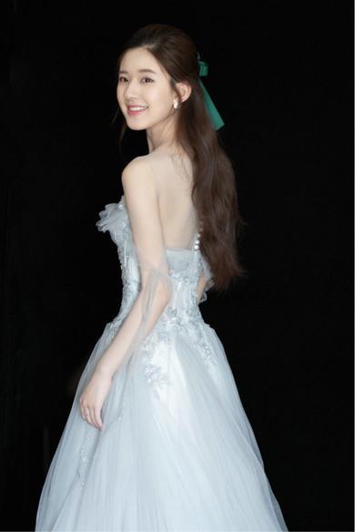 赵露思仙女风造型曝光蝴蝶结海藻长发梦幻十足