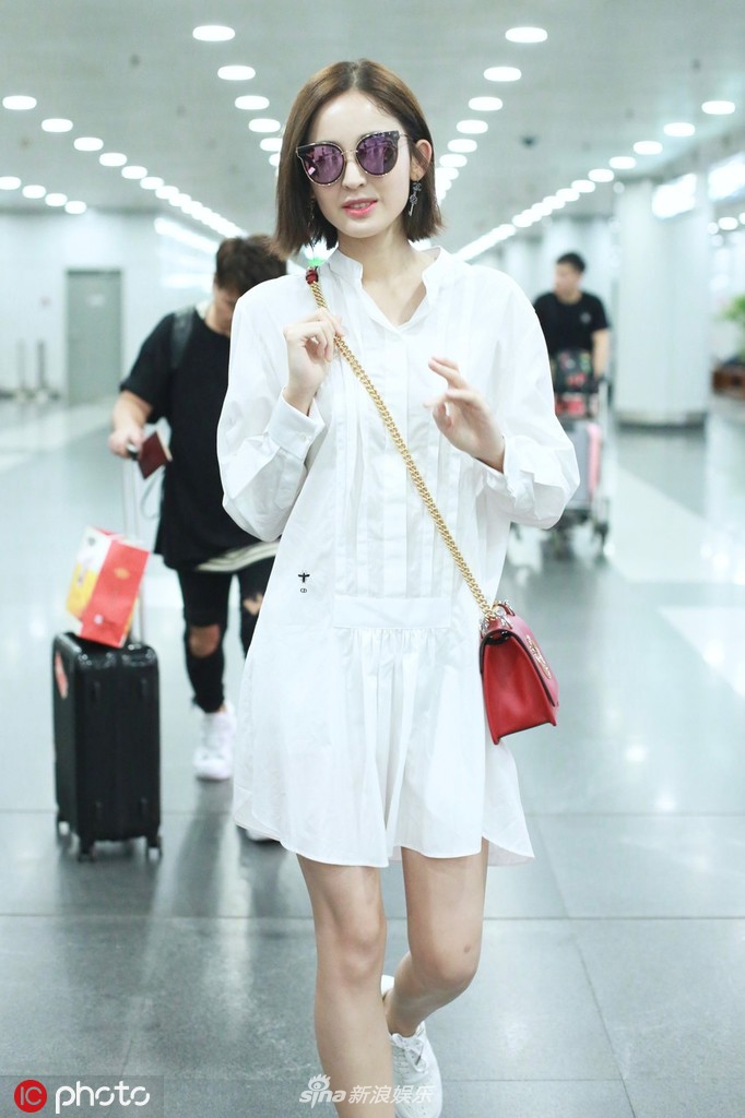 娜扎穿白色衬衫裙大秀美腿,一秒切换"腿精"模式,面戴黑超留齐肩短发
