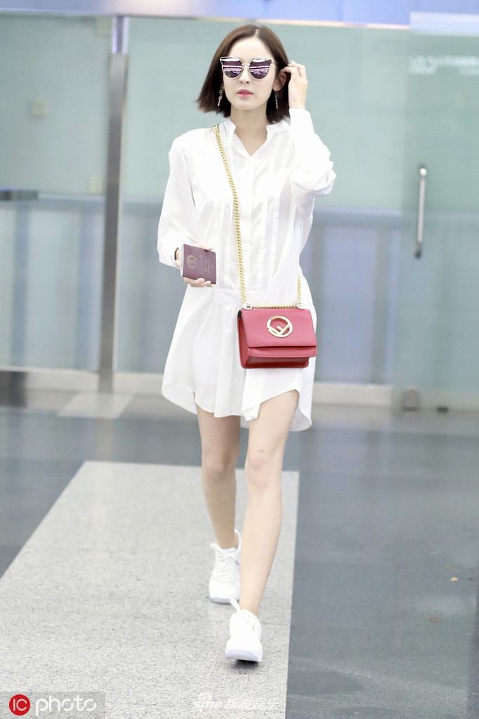 古力娜扎穿白色衬衫裙大秀美腿,一秒切换"腿精"模式,面戴黑超留齐肩