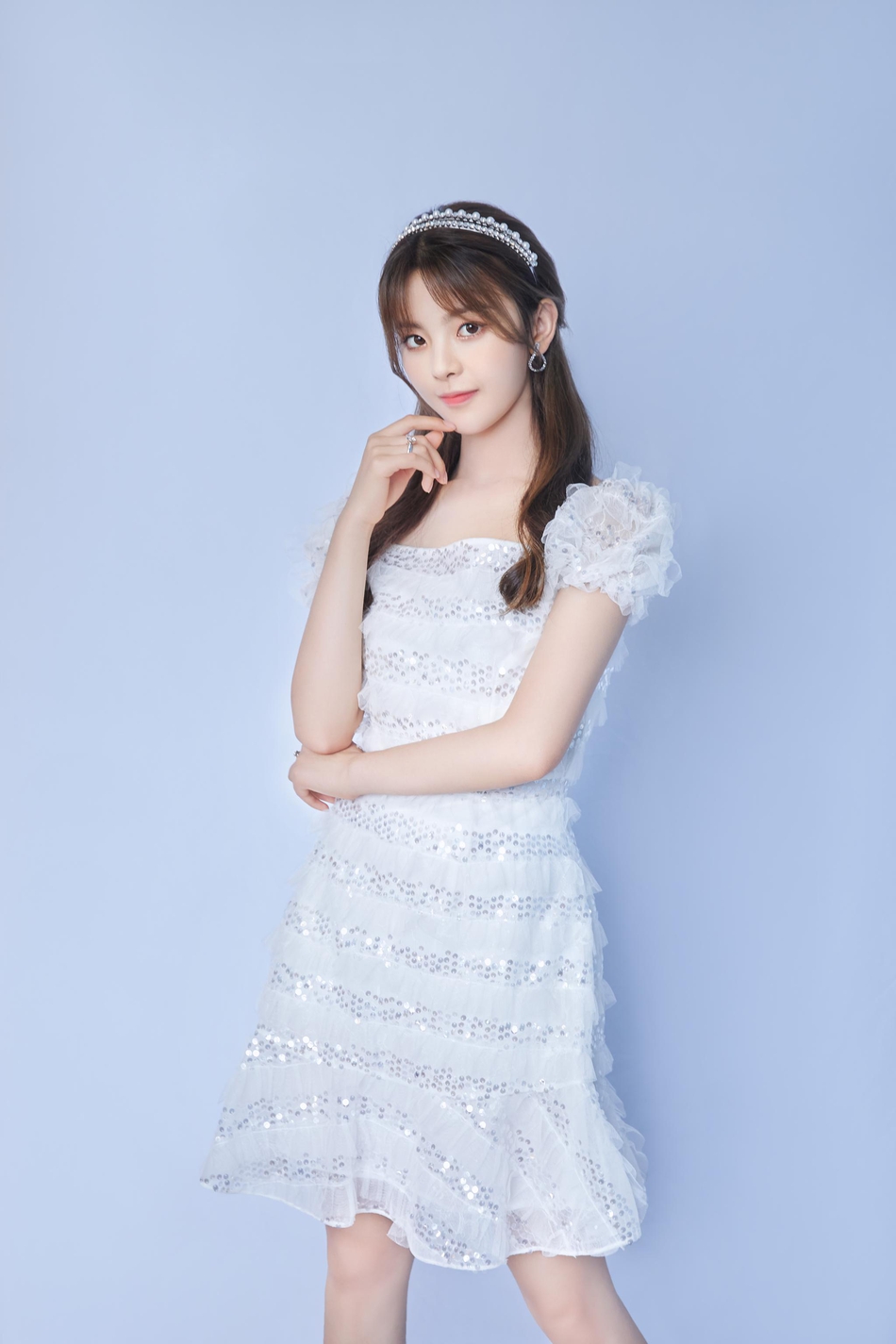 寿星杨超越白色仙女裙飘逸灵动 珍珠皇冠显小女人妩媚