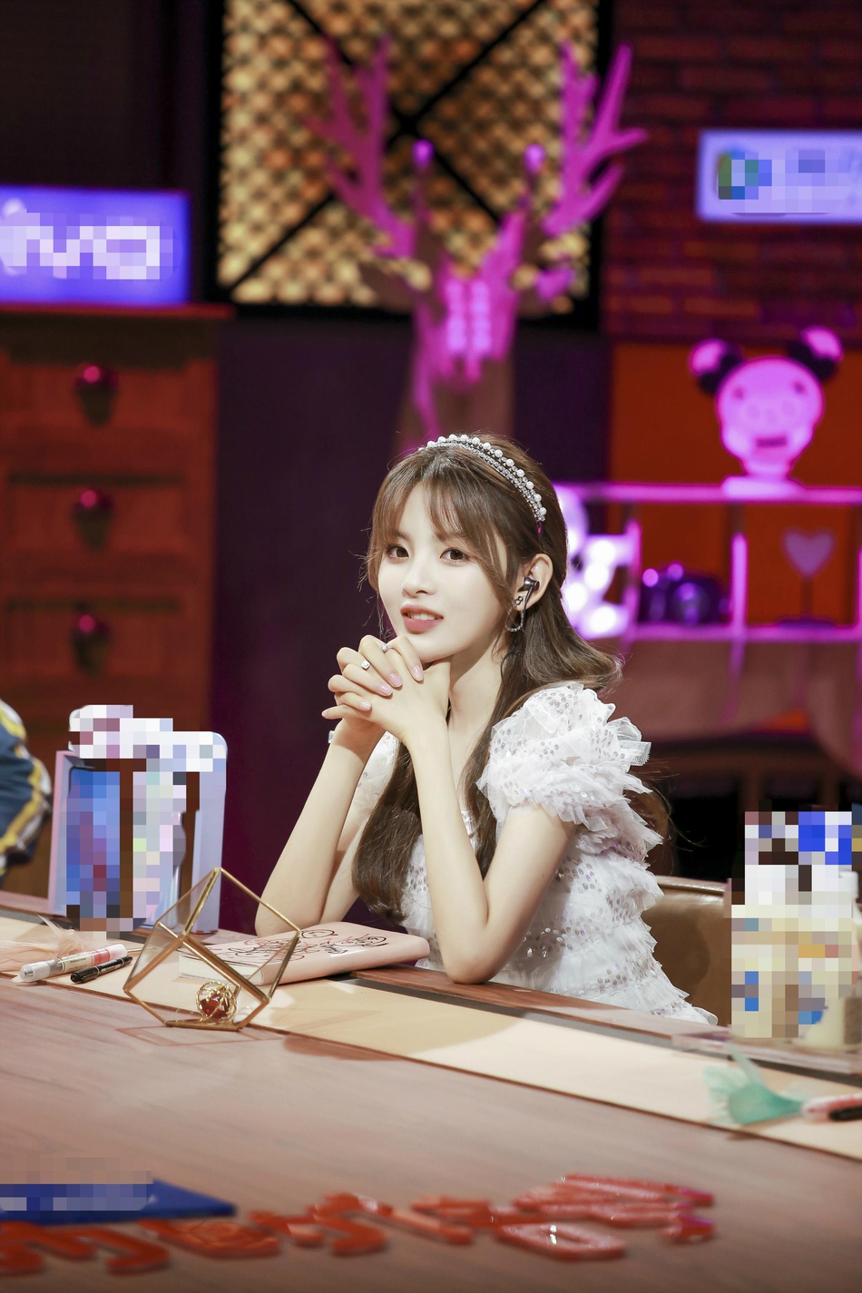 寿星杨超越白色仙女裙飘逸灵动 珍珠皇冠显小女人妩媚