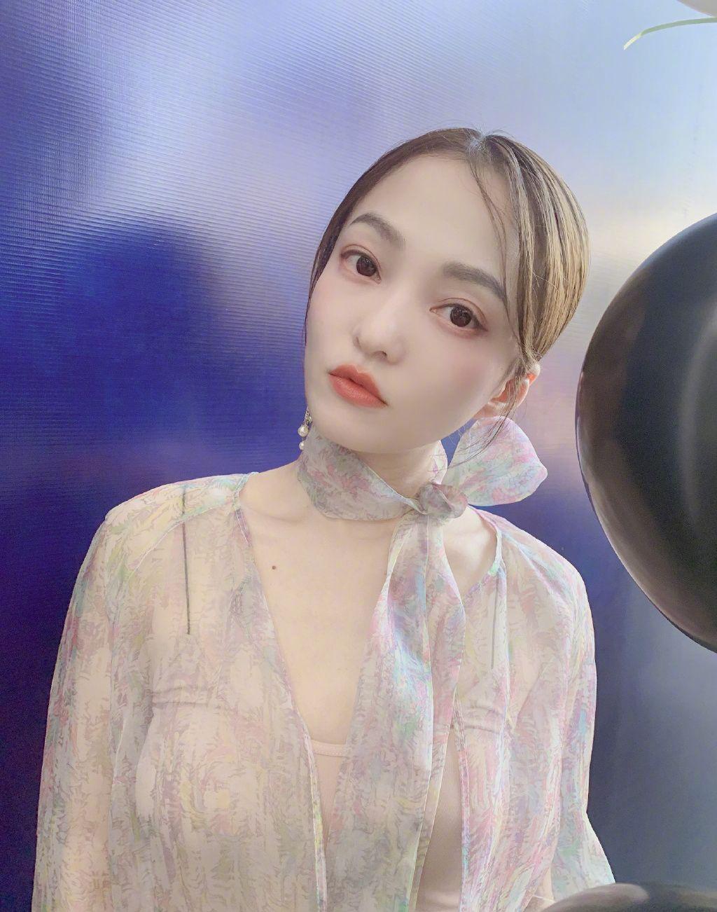 张韶涵罕见晒九宫格美照,网友:第一眼看成李小璐